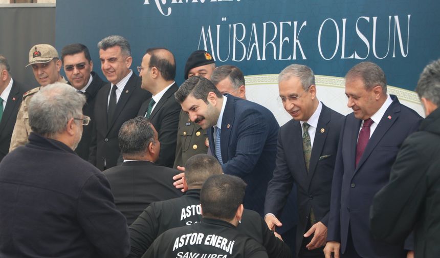 Urfa'da tarihi camide bayramlaşma