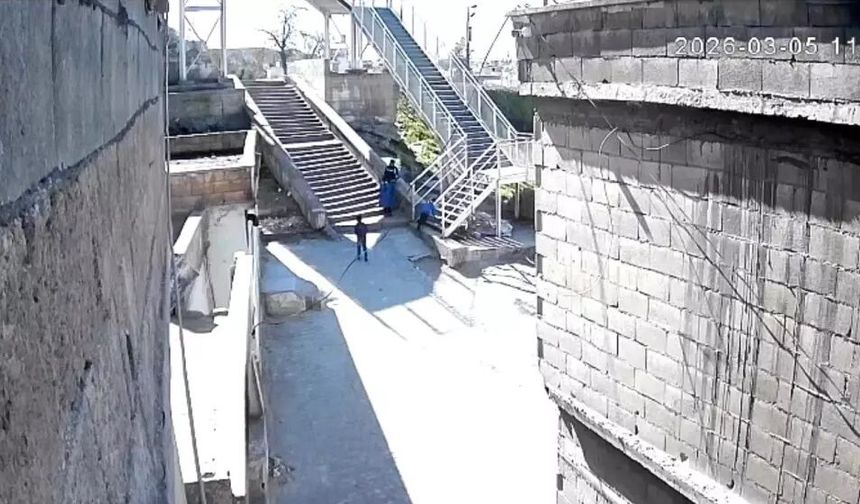 Okul önünde şok olay! Çocukları harçlıkla kandırdı