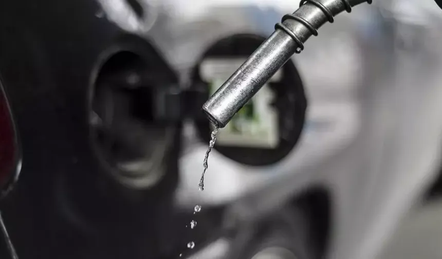 Benzin ve motorine zam geldi: Tabelalar değişti!