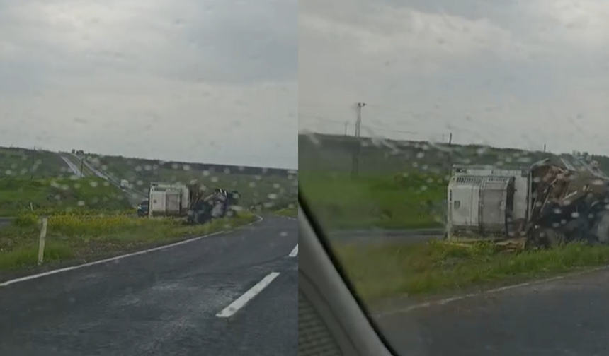 Şanlıurfa-Siverek karayolunda tır devrildi: Sürücü yaralandı