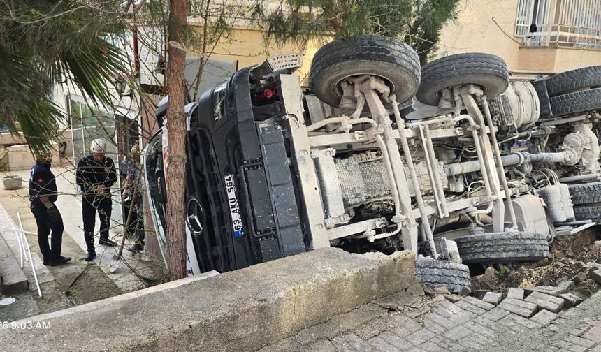 Urfa'da beton mikseri devrildi