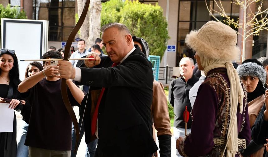 Rektör Güllüoğlu stant günlerinde öğrencilerle buluştu