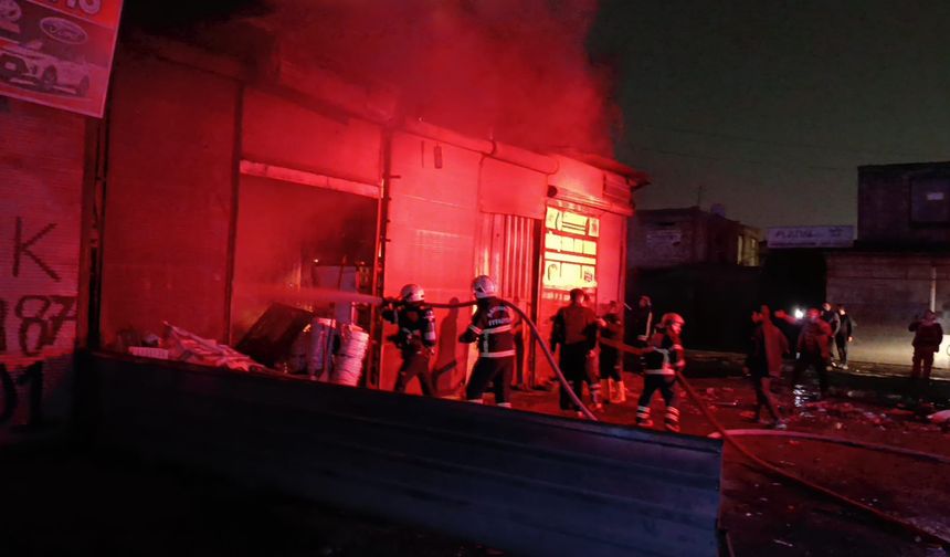 Hurdacı deposunda çıkan yangına 5 itfaiye aracıyla 14 er müdahale etti