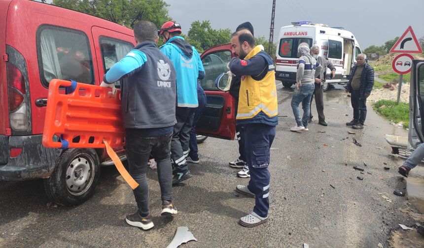 Karaköprü'de feci kaza: 2 araç çarpıştı