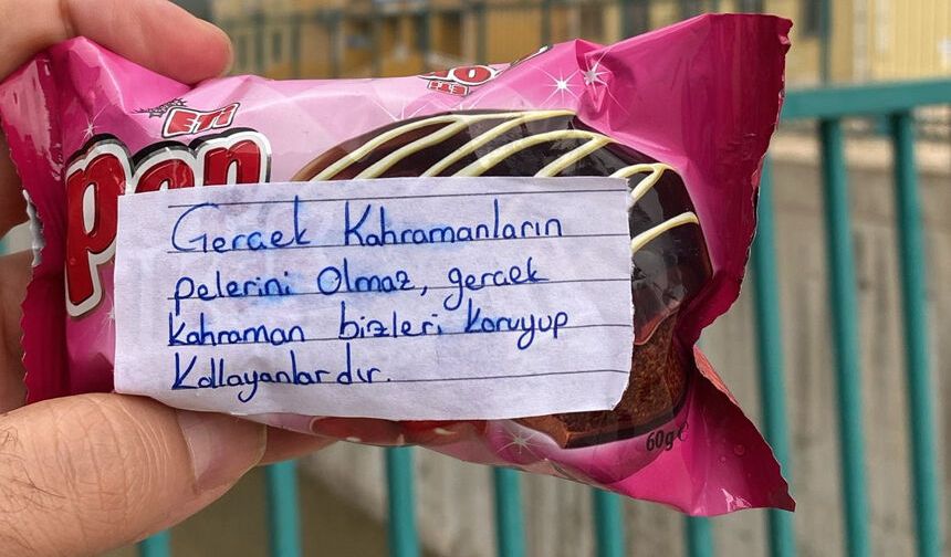 Öğrencilerden polislere tatlı jest...