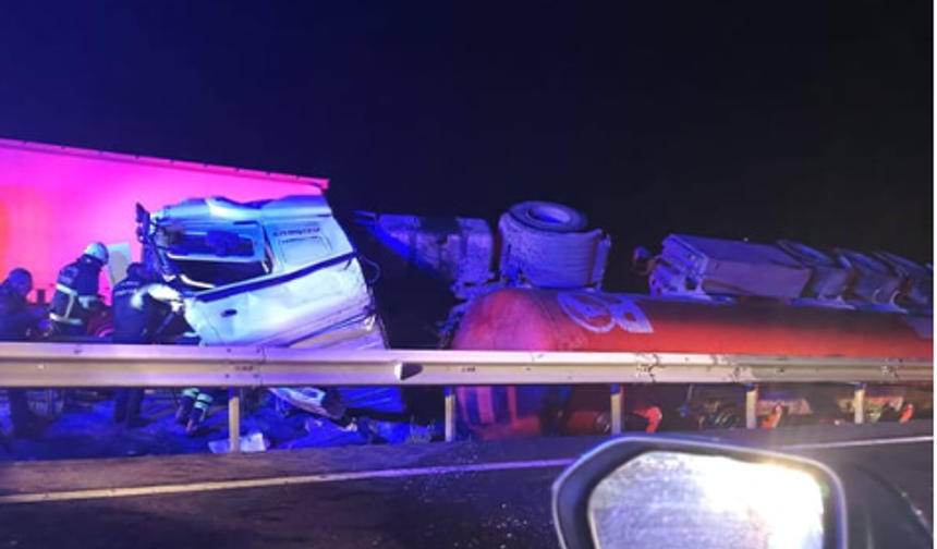 Şanlıurfa'da yakıt yüklü tır devrildi: Sürücü hayatını kaybetti