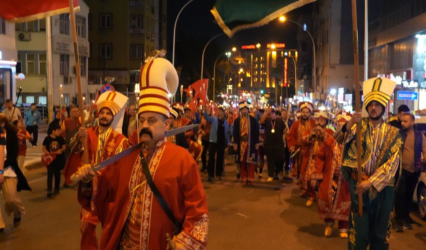 Urfa sokaklarında gençlik yürüdü...