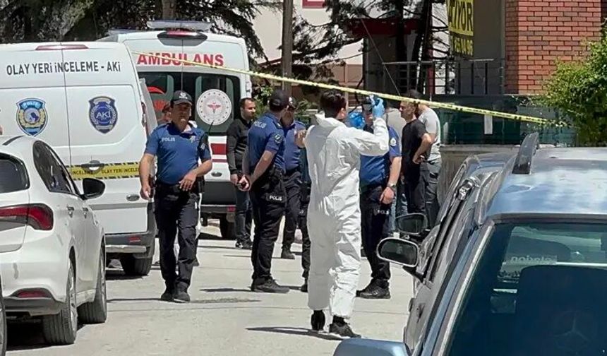 Polis, parkta elleri kanlı buldu; anne ve babasını katlettiği ortaya çıktı