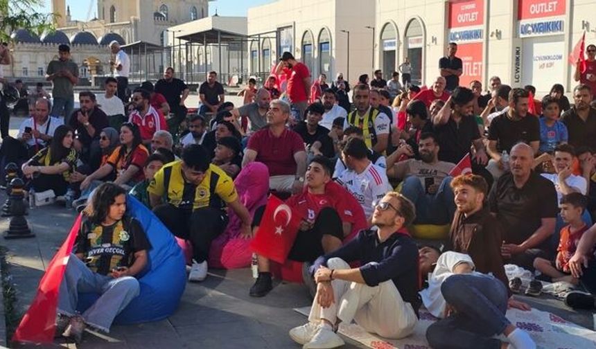 Milli maç heyecanı dev ekranda yaşandı