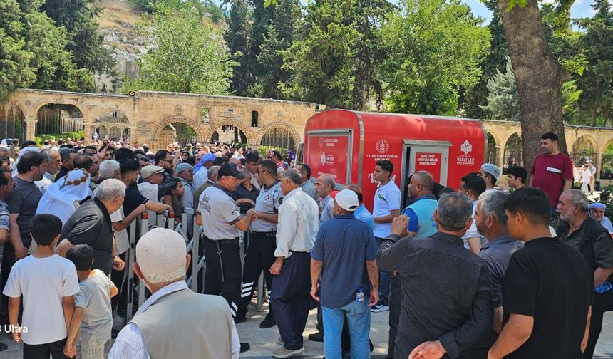 Urfa'da aşure ikramı için kurumlar adeta yarıştı