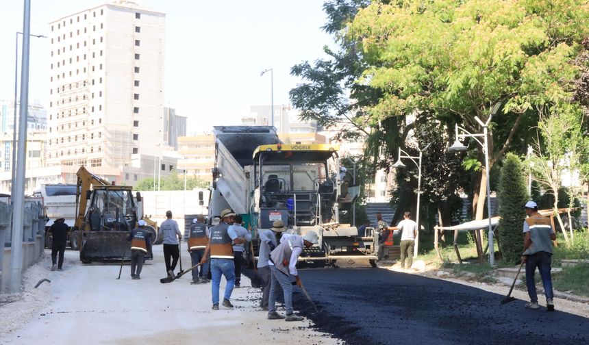 Büyükşehir, Akpıyar Mahallesi’nde Yolları Sıcak Asfaltla Yeniliyor