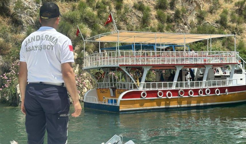 Fırat Nehri'nde arızalanan teknenin imdadına jandarma yetişti