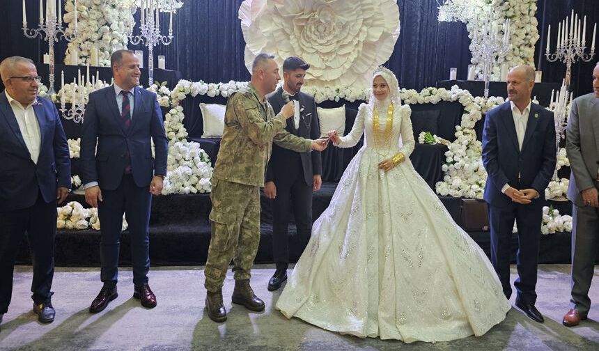 Urfa'da şehit kardeşin mutlu gününde yalnız bırakmadılar