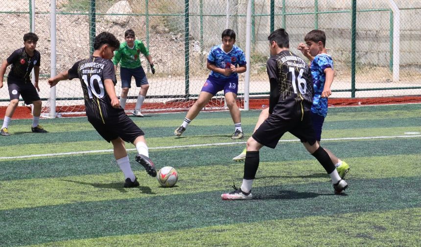 Okullar arası Futbol Turnuvası devam ediyor
