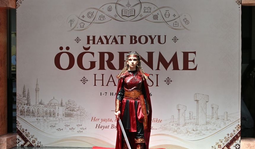 Urfa'da kadim medeniyetin renkleri podyuma yansıdı
