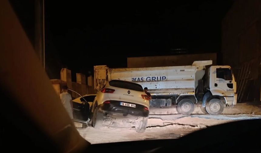 Hilvan’da otomobil yol çalışması çukuruna düştü