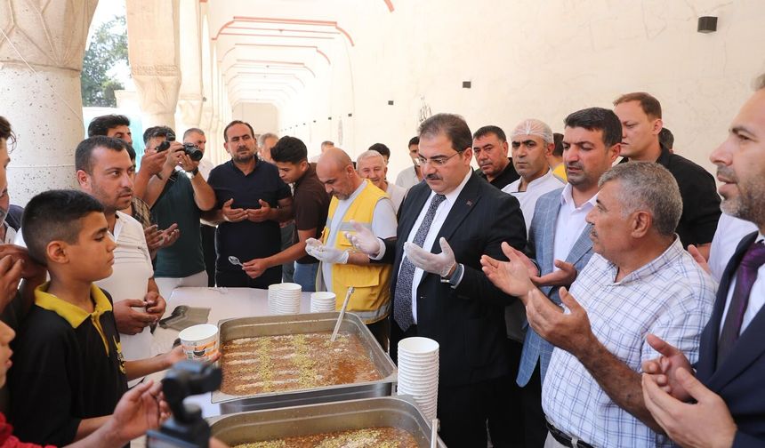 Başkan Canpolat, vatandaşlarla aşure bereketini paylaştı