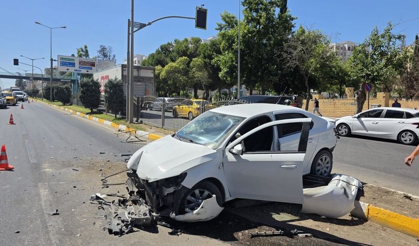 Kamyona çarpmamak için orta refüje çıktı