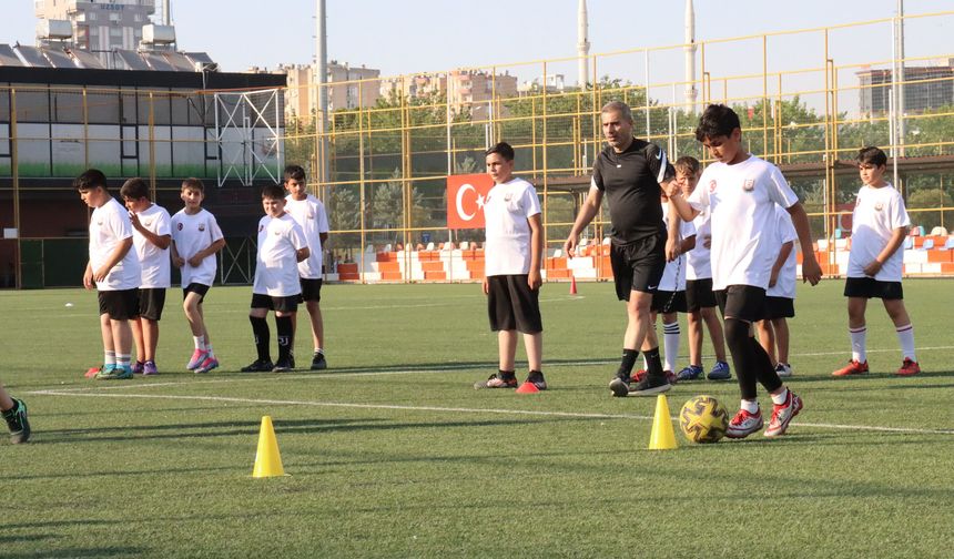 Büyükşehir, binlerce çocuğu futbolla buluşturuyor