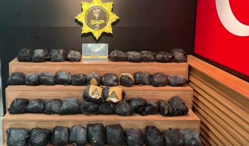 Traktör kasasına gizlediler! Şanlıurfa'da 25 kilo skunk ele geçirildi