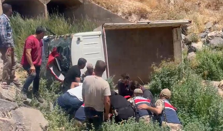 Şanlıurfa’da kamyonet dereye düştü, 4 yaralı