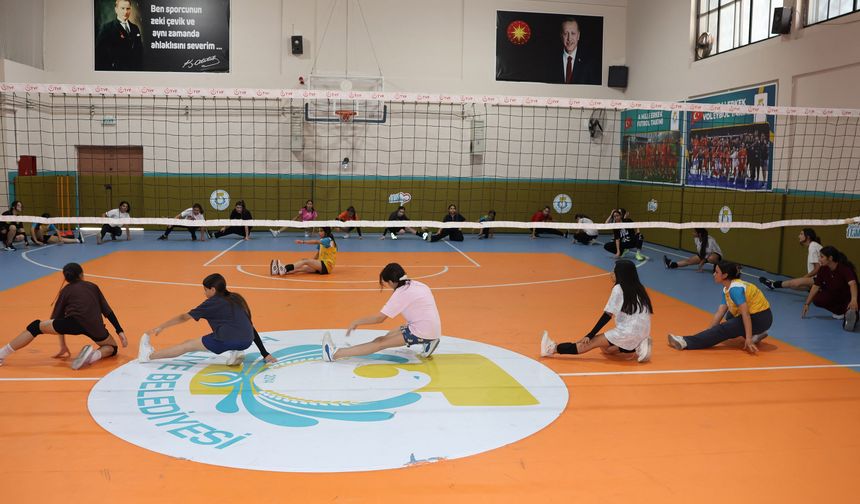 Haliliye'de gençler voleybol kursunda geleceğe hazırlanıyor