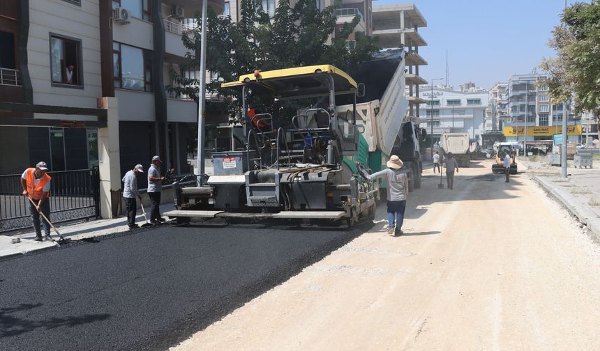 Büyükşehir, Karaköprü’de yolları sıcak asfaltla yeniliyor