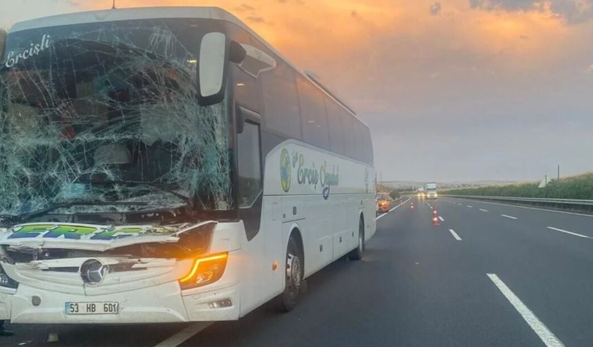 Karaköprü’de korkutan kaza! Yolcu otobüsü tıra çarptı