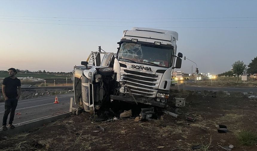 Urfa'da tır ile kamyonet çarpıştı