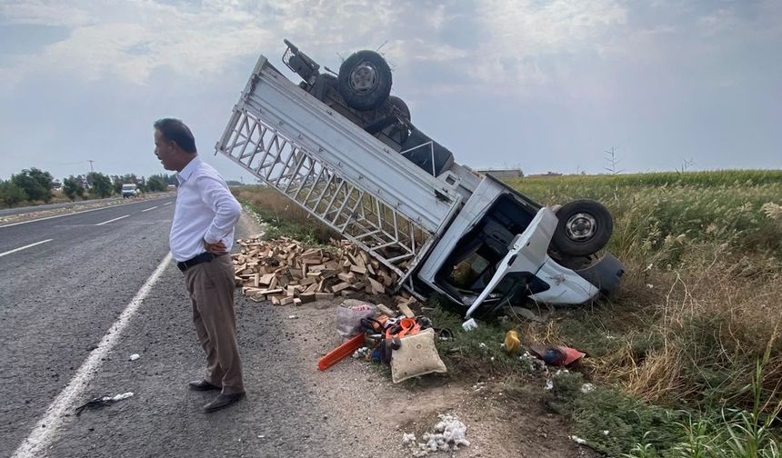 Lastiği Patladı, takla atıp şarampole devrildi!