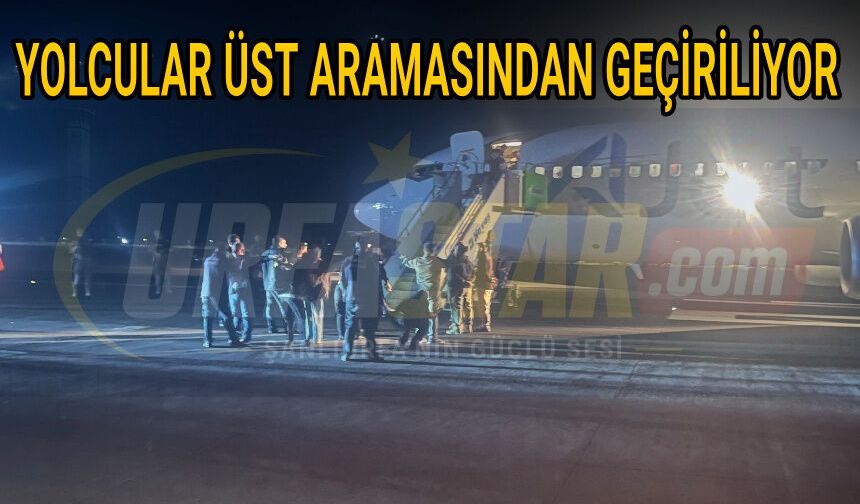 Yolcular uçaktan indiriliyor