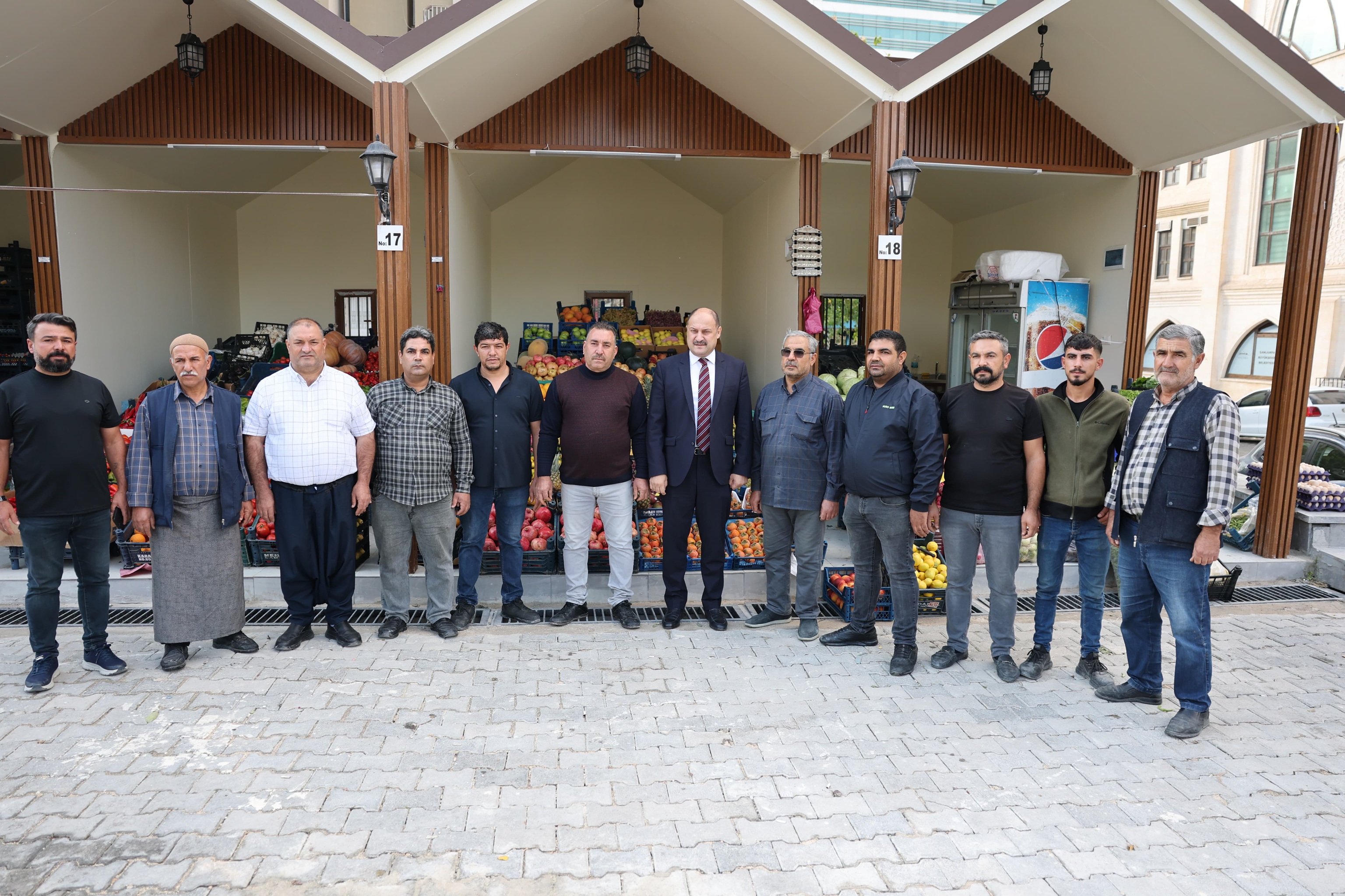 Başkan Gülpinar, Yeni̇lenen Pazar Yeri̇nde Esnafla Buluştu (1)