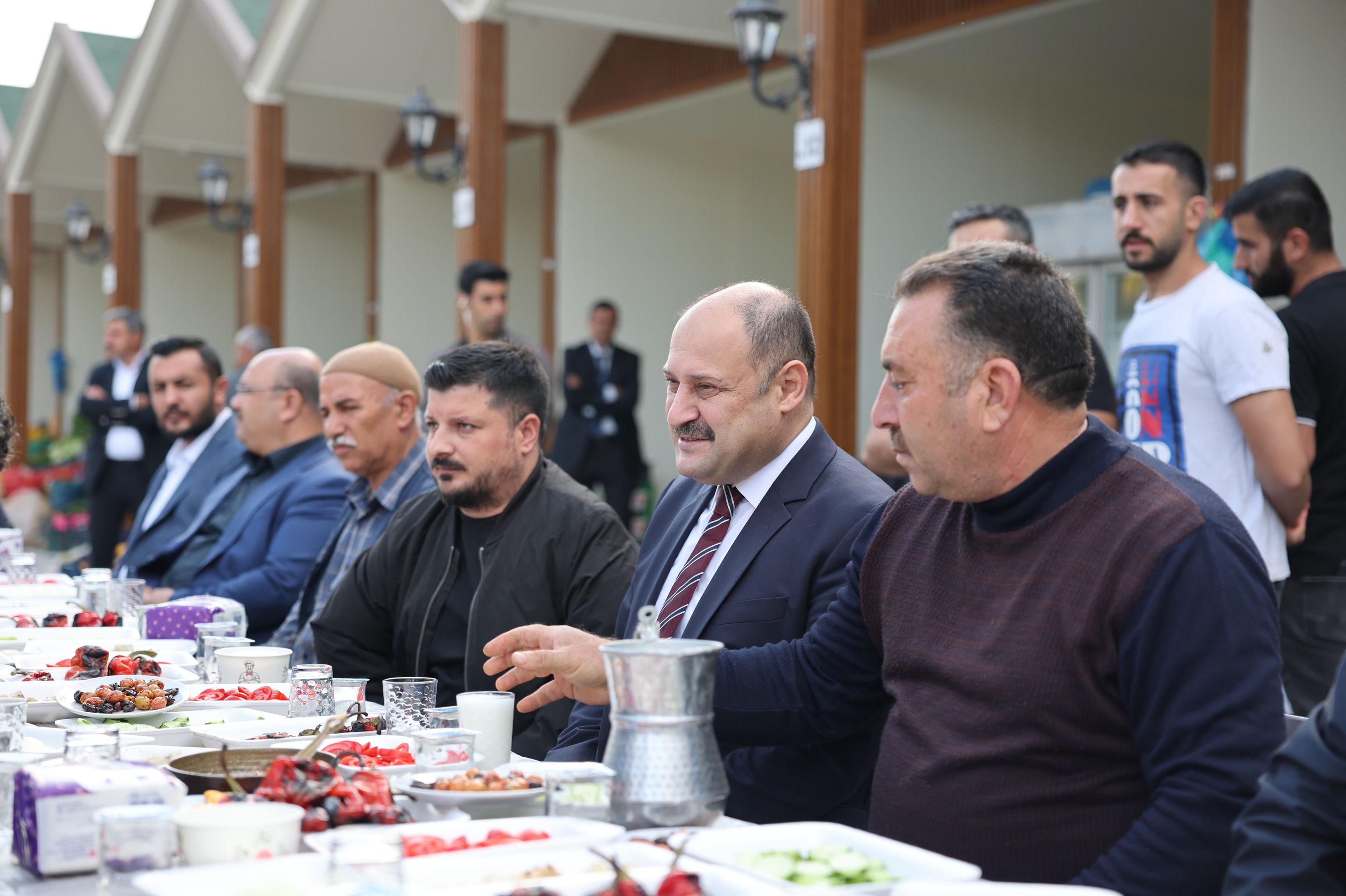 Başkan Gülpinar, Yeni̇lenen Pazar Yeri̇nde Esnafla Buluştu (17)