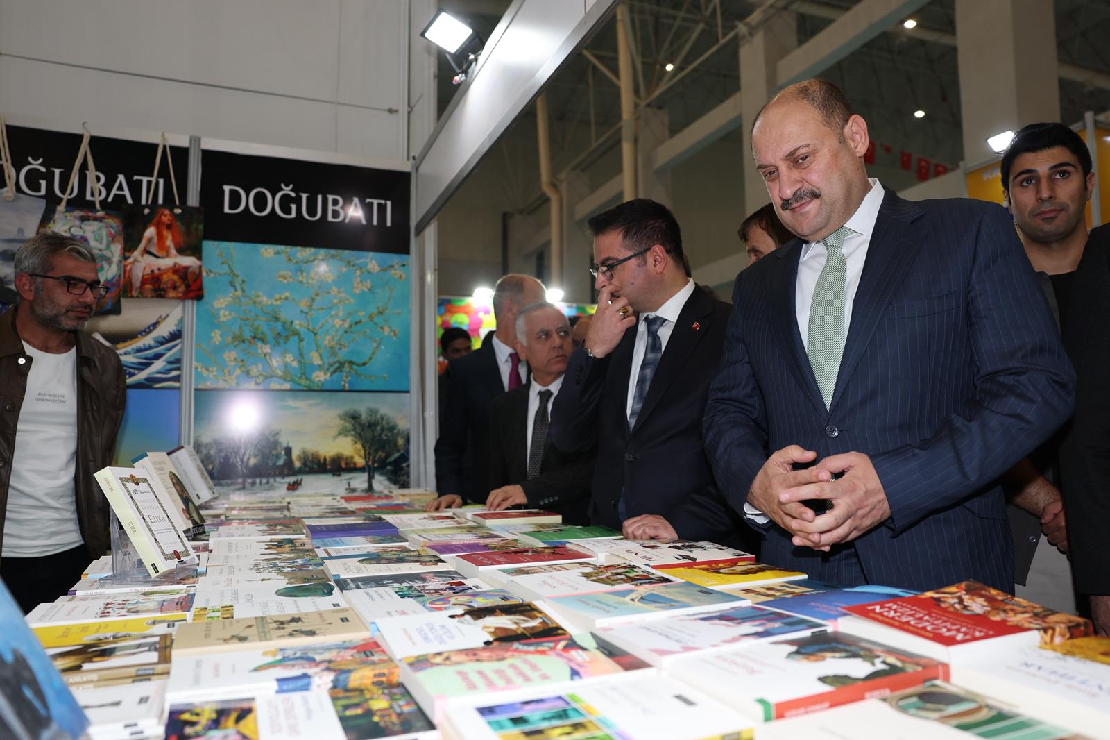 8. Şanliurfa Ki̇tap Fuari Kapilarini Açti (17)