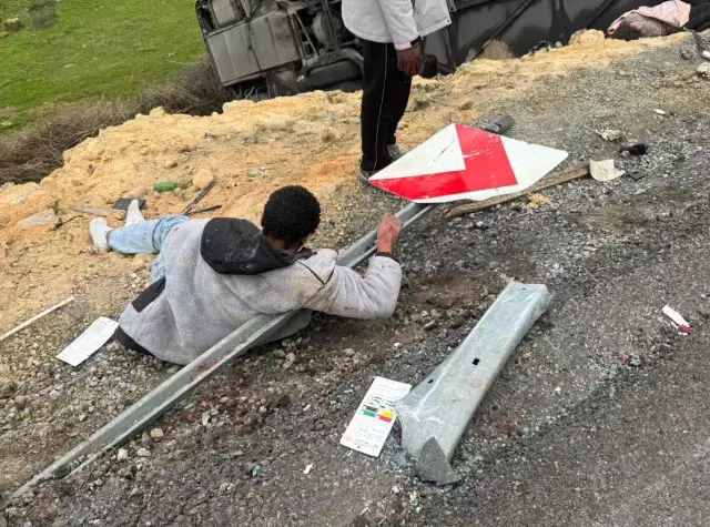 Antalya Da Yolcu Otobusu Sarampole Yuvarlandi 19524648 3584 M