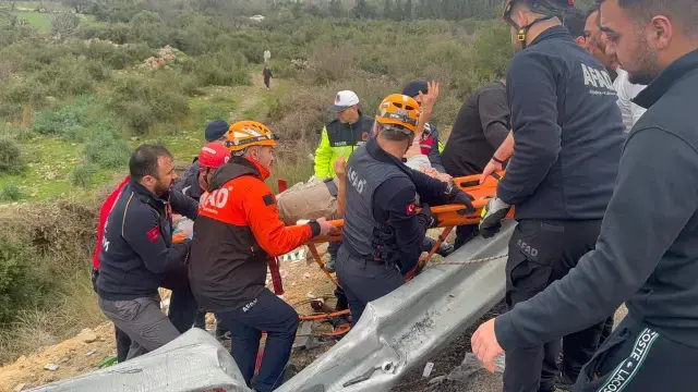 Antalya Da Yolcu Otobusu Sarampole Yuvarlandi 19524648 9405 M