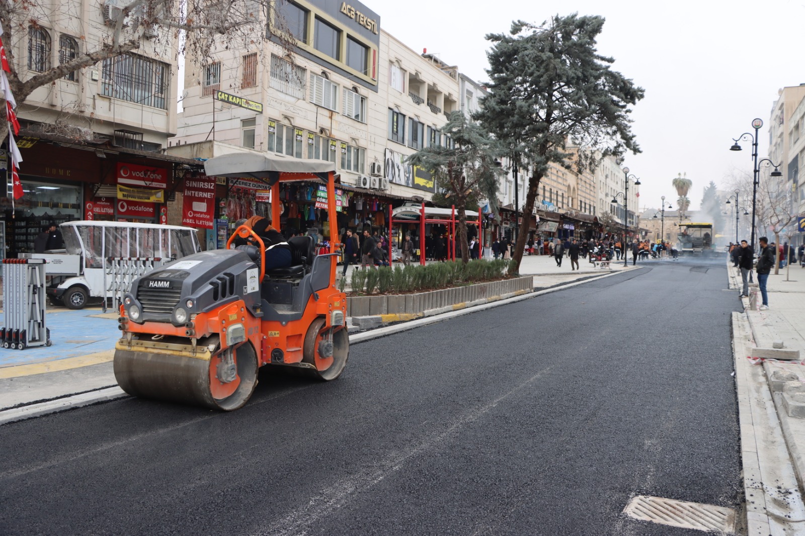 Di̇vanyolu Yayalaştirma Projesi̇nde Asfalt Seri̇mi̇ Başladi (6)