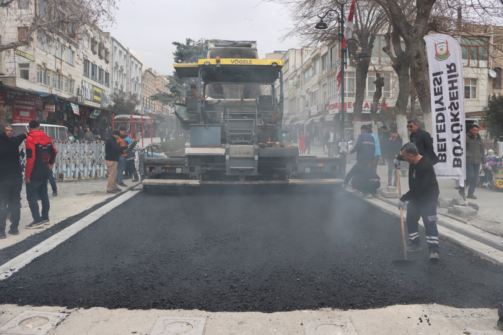Di̇vanyolu Yayalaştirma Projesi̇nde Asfalt Seri̇mi̇ Başladi (7)